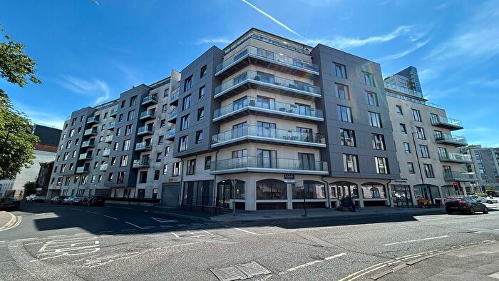 2 Bedroom Flat For Sale In Royal Crescent Road, Royal Crescent Apartments, SO14