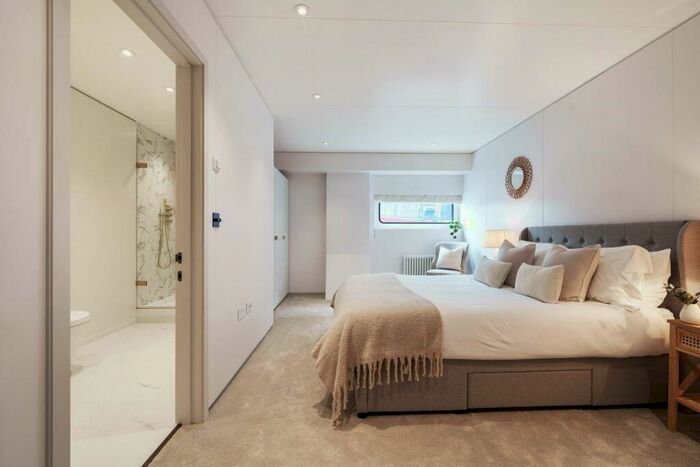 2 Bedroom House Boat To Rent In Cheyne Walk, Chelsea, London, SW10
