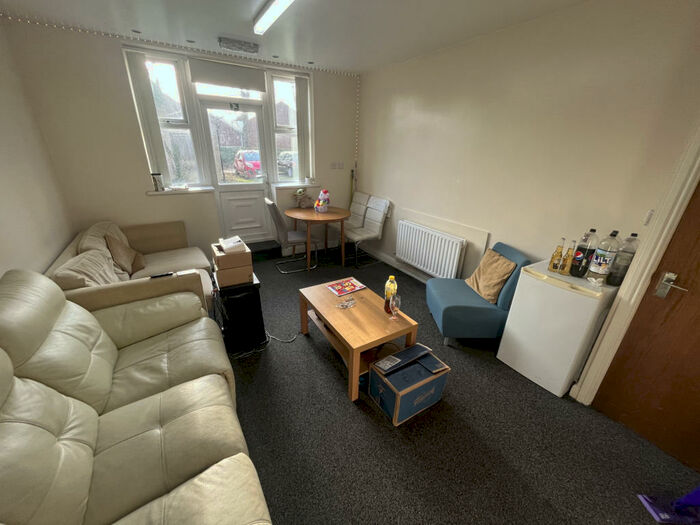 3 Bedroom Apartment To Rent In Cardigan Road, Leeds, West Yorkshire, LS6