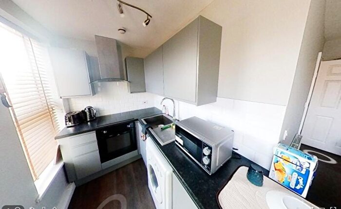 2 Bedroom Flat To Rent In Belle Vue Road, Hyde Park, Leeds, LS3