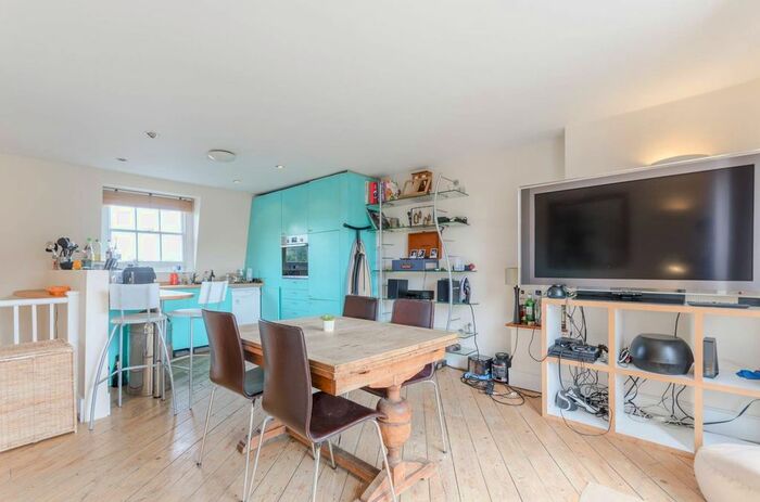 2 Bedroom Flat To Rent In Cross Street, Islington, London, N1