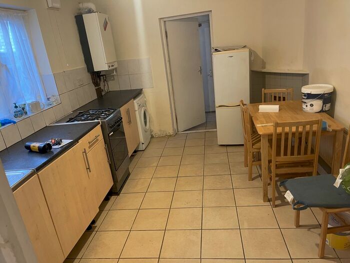1 Bedroom Flat To Rent In Inwood Avenue, Hounslow, TW3