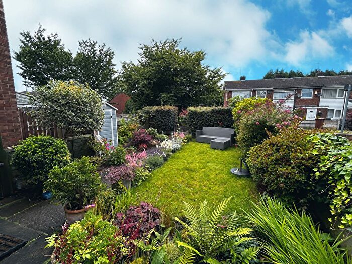 3 Bedroom End Of Terrace House For Sale In Lucerne Close, Chadderton, Oldham, OL9