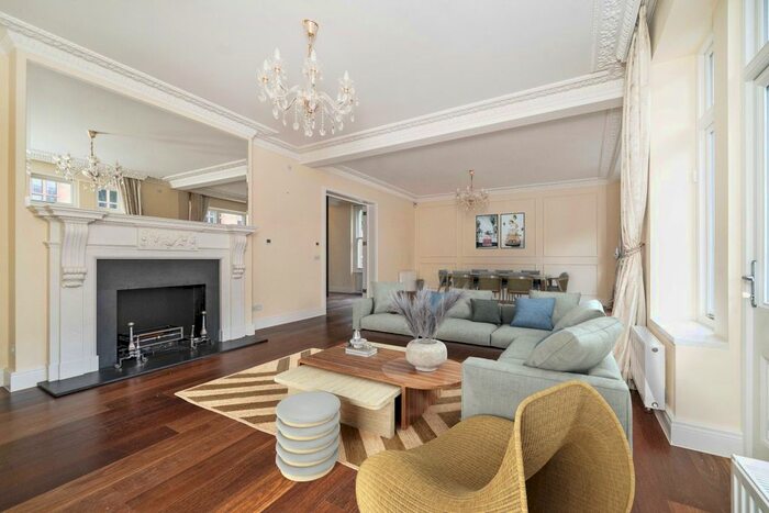 3 Bedroom Flat To Rent In Holland Park Gardens, London, W14
