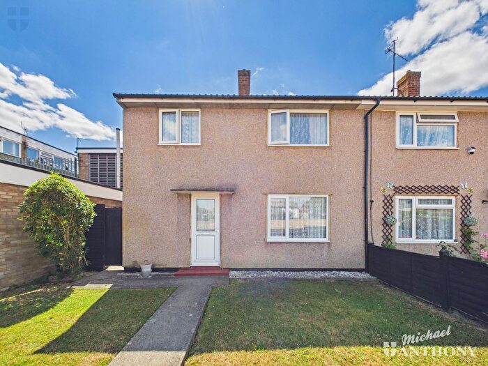 3 Bedroom End Of Terrace House For Sale In Albany Place, Aylesbury, HP19