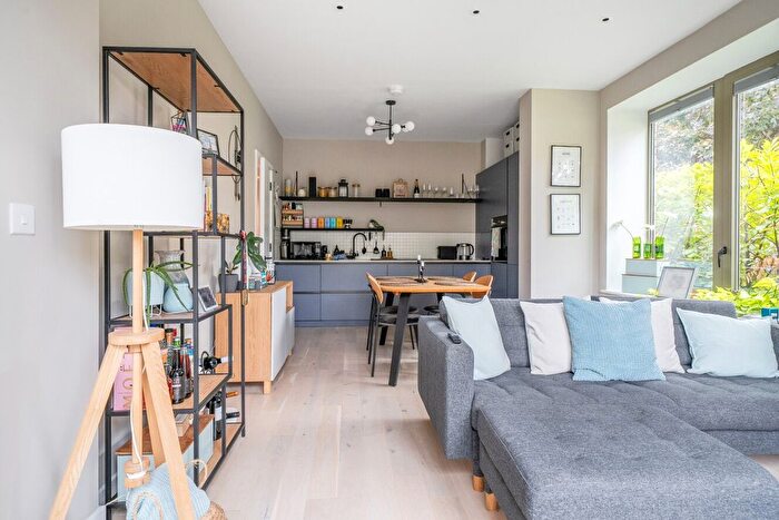 2 Bedroom Flat For Sale In Balham High Road, London, SW17
