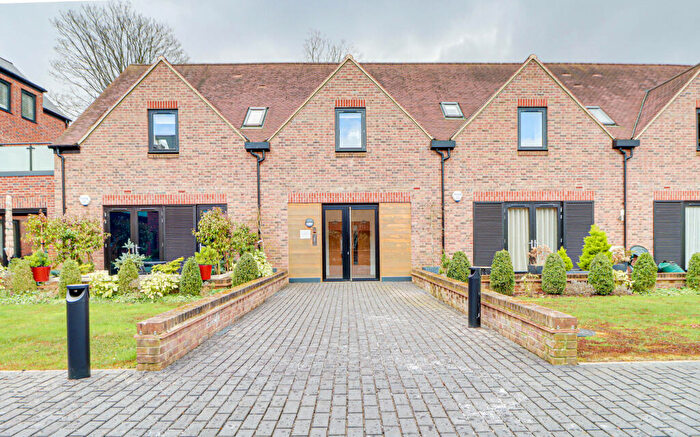 2 Bedroom Flat For Sale In Gibbs Close, Harpenden, AL5