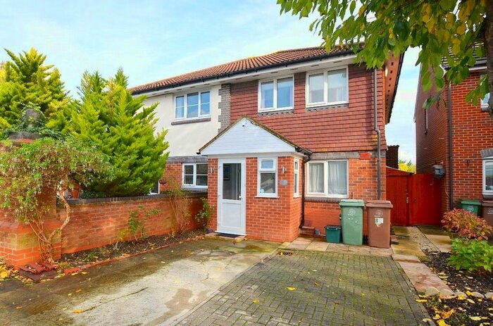 3 Bedroom Semi-Detached House To Rent In Homeland Drive, Sutton, SM2