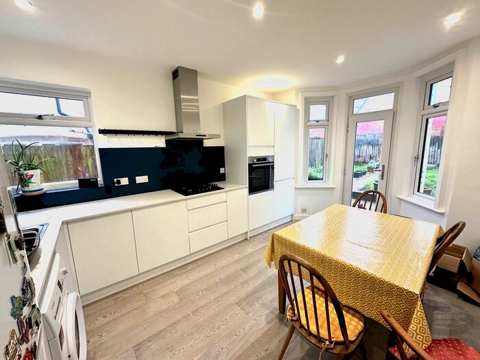 1 Bedroom Flat To Rent In Lynwood Road, Tooting Bec, London, SW17