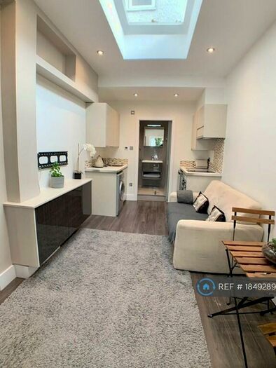 Studio To Rent In The Ridgeway, London, N14
