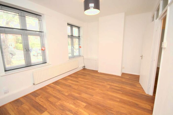 2 Bedroom Flat To Rent In Deansbrook Road, Edgware, Middlesex, HA8