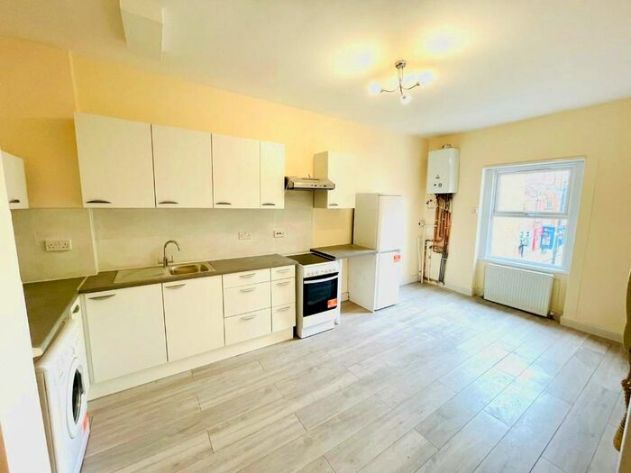 2 Bedroom Flat To Rent In Stoke Newington High Street, London, N16