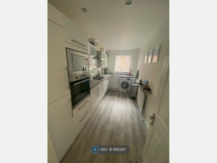 2 Bedroom Flat To Rent In Cavendish House, London, N12