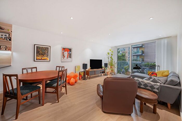 2 Bedroom Flat For Sale In Devan Grove, London, N4