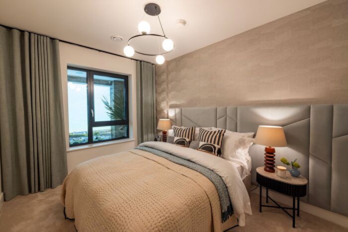 2 Bedroom Flat For Sale In Hawks Road, Kingston Upon Thames, KT1