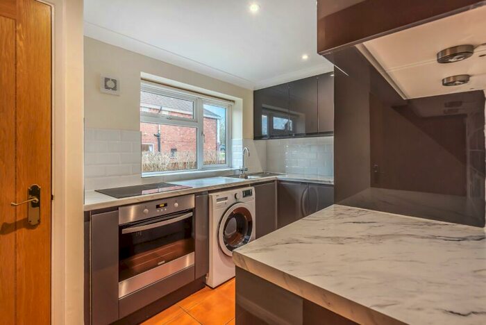 2 Bedroom Apartment To Rent In Larch Close, Botley, OX2