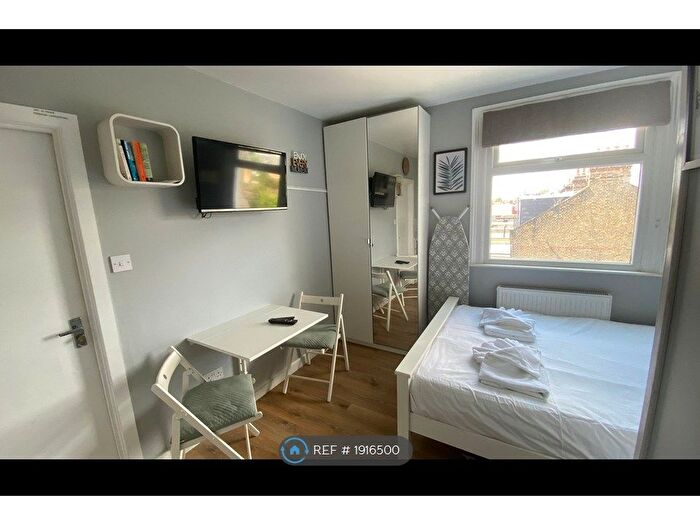 Studio To Rent In Kilburn Lane, London, W10