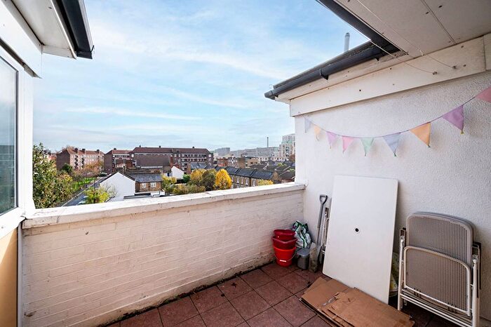 3 Bedroom Maisonette For Sale In Beckway Street, Elephant And Castle, London, SE17