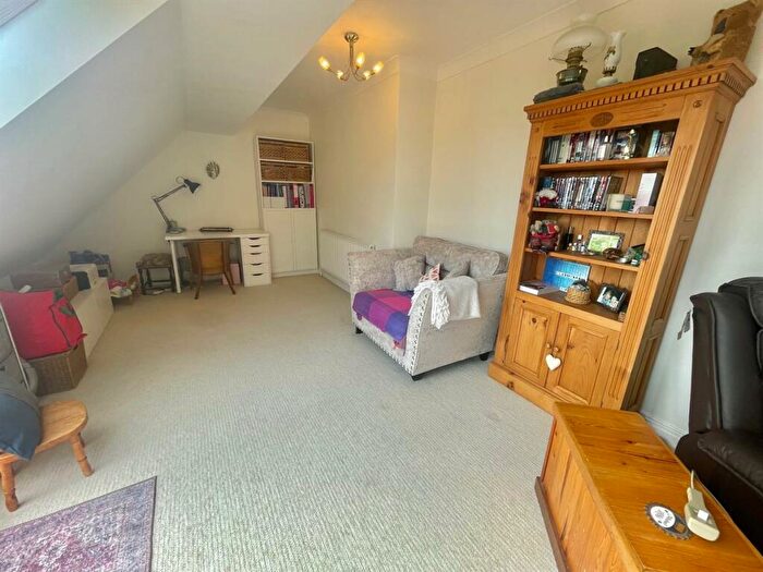 4 Bedroom Detached House For Sale In Goldcroft Avenue, Weymouth, DT4