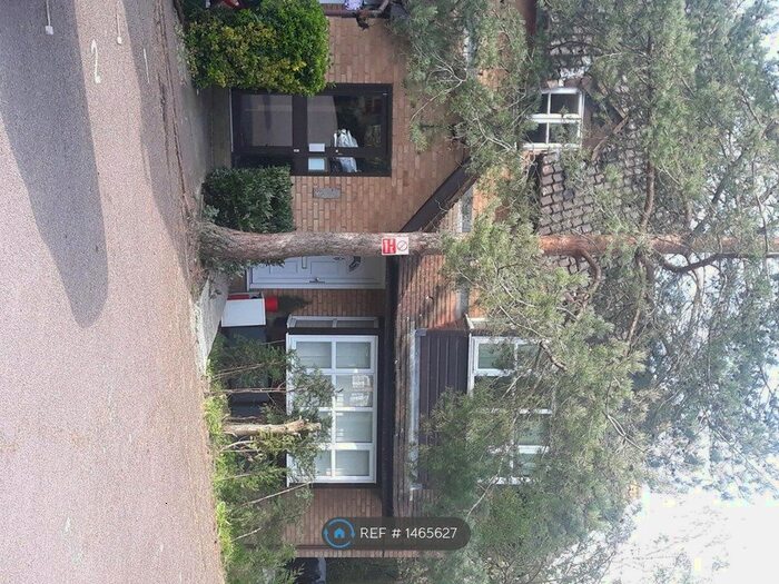 Studio To Rent In Snowdon Drive, London, NW9