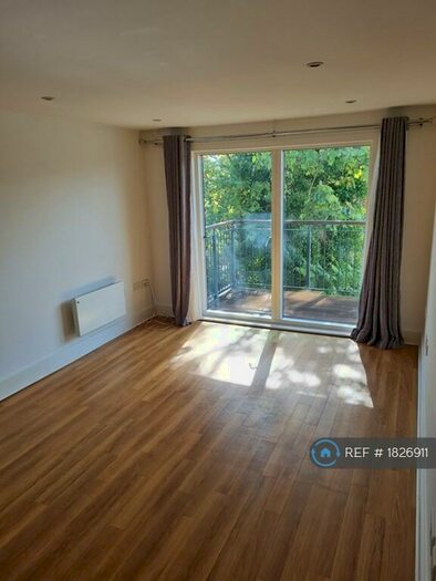 2 Bedroom Flat To Rent In Capitol Square, Epsom, KT17
