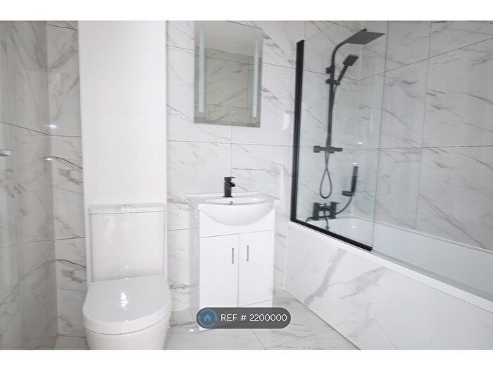 3 Bedroom Flat To Rent In Birds Royd Lane, Brighouse, HD6