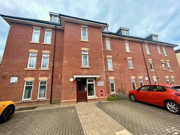 2 Bedroom Flat To Rent In Cromwell Gardens, Bournemouth, BH5