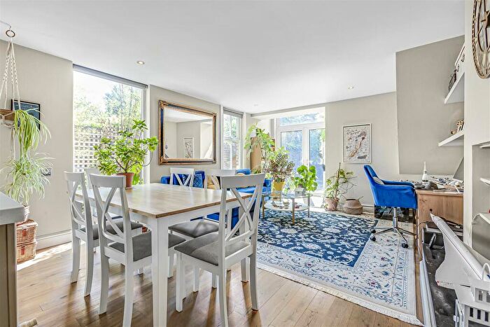 2 Bedroom Flat For Sale In Lower Richmond Road, East Sheen, SW14