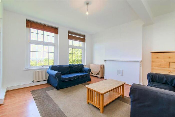 3 Bedroom Flat To Rent In Telford Court, Streatham Hill, London, SW2