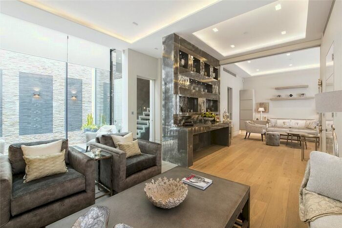 3 Bedroom Mews To Rent In Ennismore Gardens Mews, Knightsbridge, London, SW7