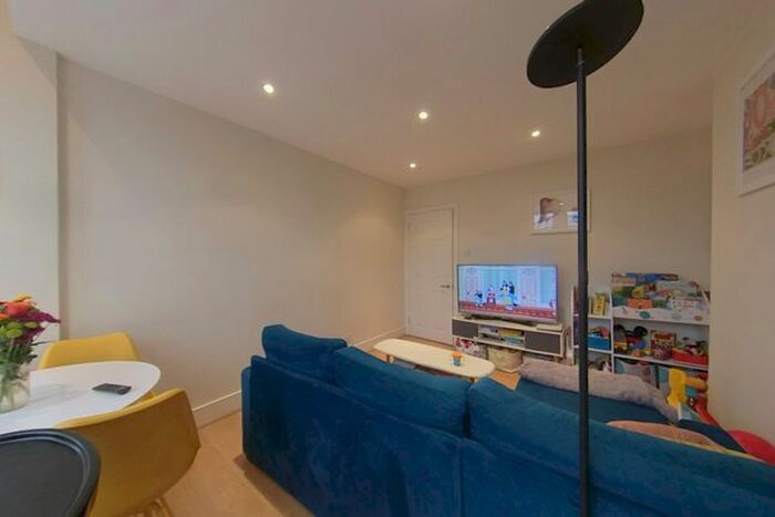 2 Bedroom Flat To Rent In Earlsfield Road, London, SW18