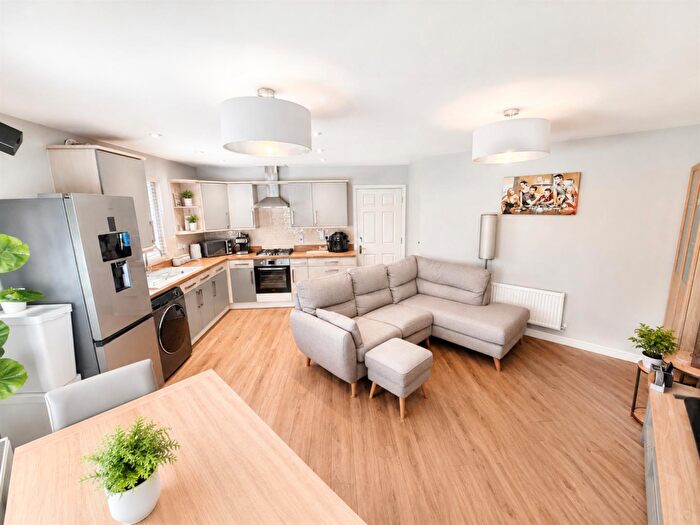 2 Bedroom Flat For Sale In Smollett Place, Wickford, SS12