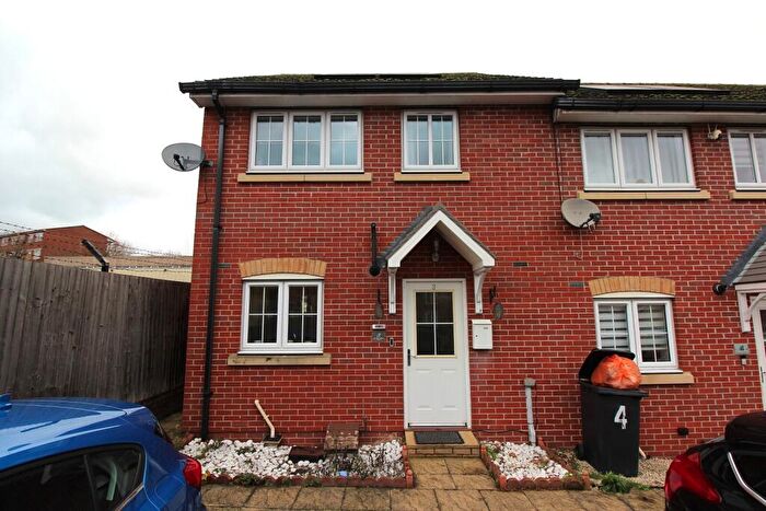 3 Bedroom End Of Terrace House To Rent In St. James Drive, RM3