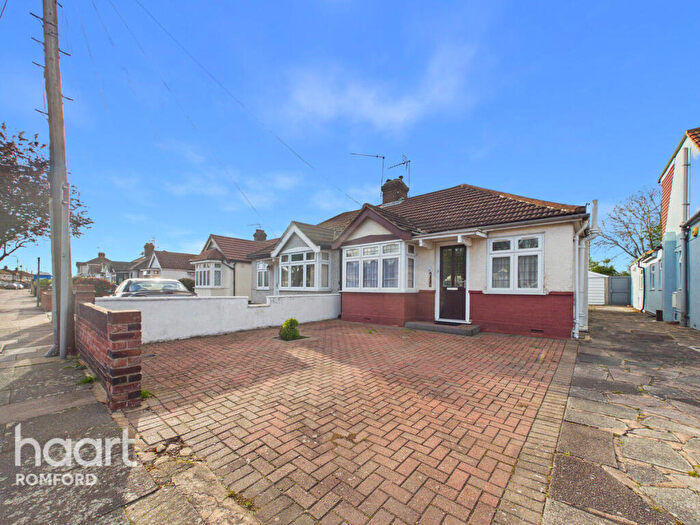 3 Bedroom Bungalow For Sale In Jubilee Avenue, Romford, RM7