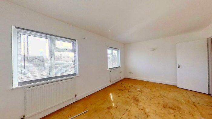 2 Bedroom Ground Flat To Rent In Oldfields Road, SM1