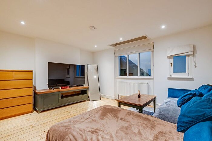 1 Bedroom Flat To Rent In Shepherds Bush Road, London, W6