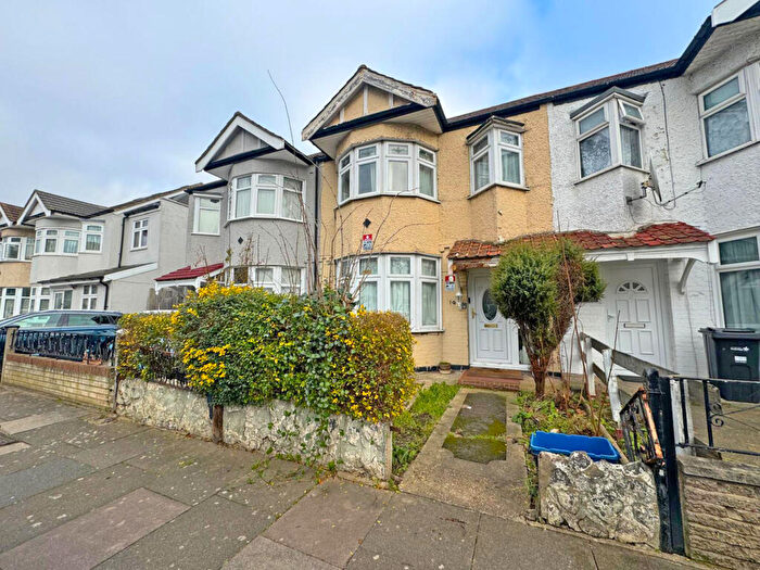 3 Bedroom Terraced House For Sale In Brockenhurst Gardens, Ilford, IG1