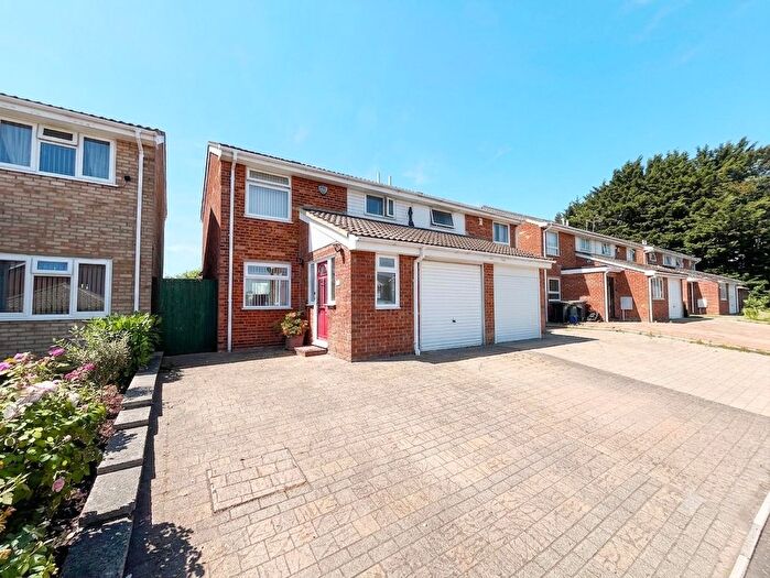 3 Bedroom Semi-detached House For Sale In Chalfont Way, Luton, Bedfordshire, LU2