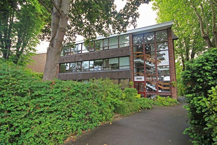 2 Bedroom Flat To Rent In Lovelace Road, Surbiton, KT6