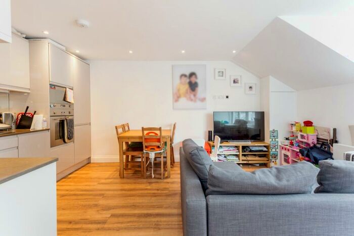 2 Bedroom Flat To Rent In Queens Avenue London, N10