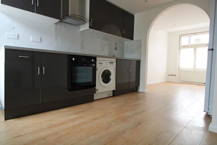 3 Bedroom Flat To Rent In Westcote Road, London, SW16