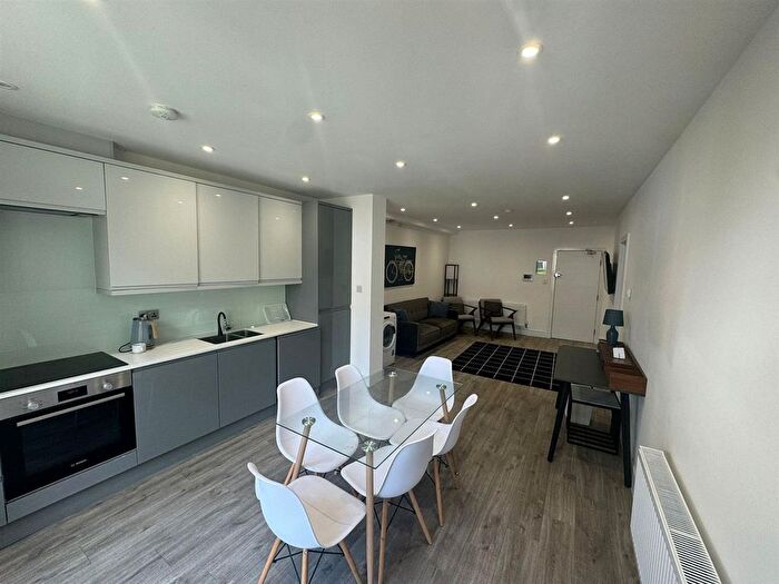 3 Bedroom Flat To Rent In Vivian Avenue, London, NW4