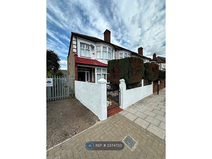 3 Bedroom End Of Terrace House To Rent In Craignair Road, London, SW2
