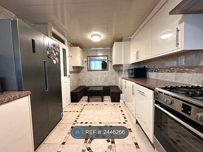 4 Bedroom Semi-Detached House To Rent In Oxford Street, Sheffield, S6