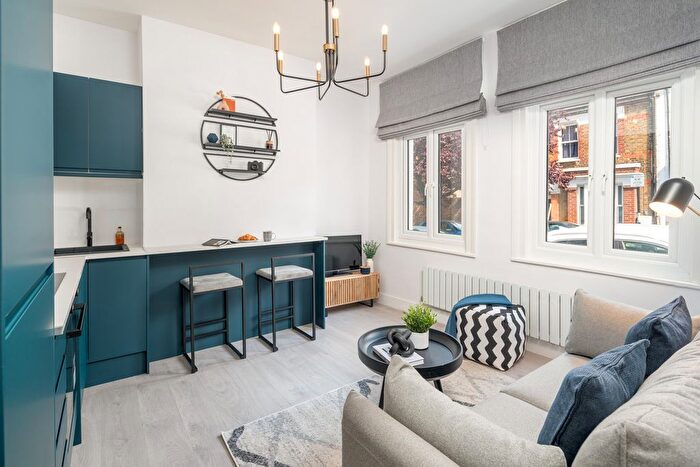 3 Bedroom Maisonette For Sale In Cowthorpe Road, London, SW8
