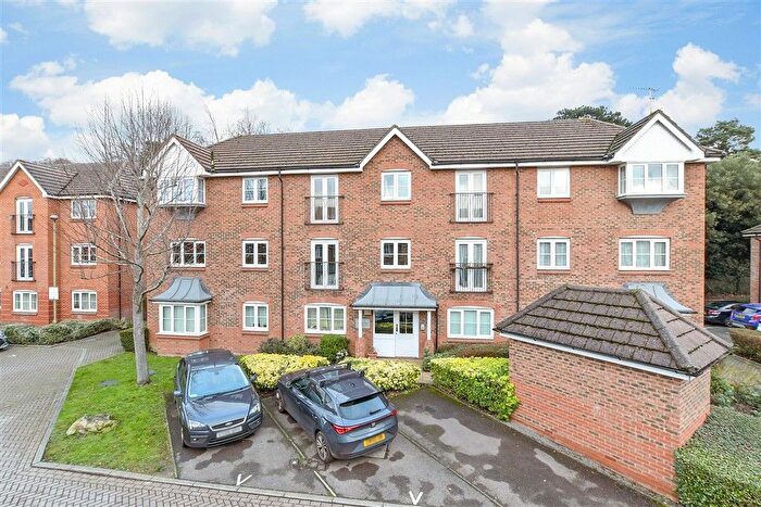 2 Bedroom Flat For Sale In Kingsfield Way, Redhill, Surrey, RH1