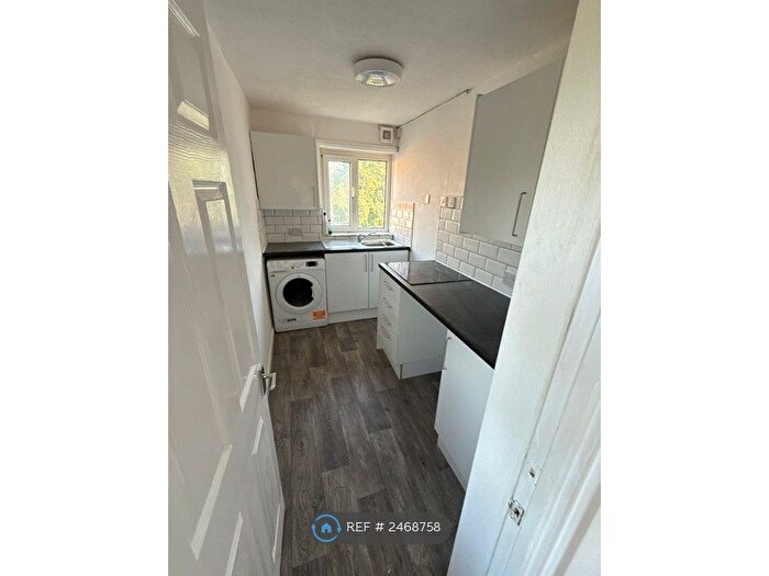 1 Bedroom Flat To Rent In Hollin House, Manchester, M24