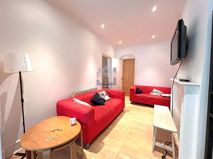 3 Bedroom Flat To Rent In Clapham Common Southside, Clapham Common, London, SW4