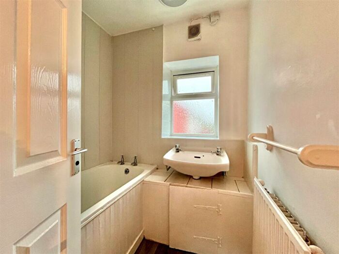 3 Bedroom End Of Terrace House For Sale In Badminton Road, Matson, Gloucester, GL4