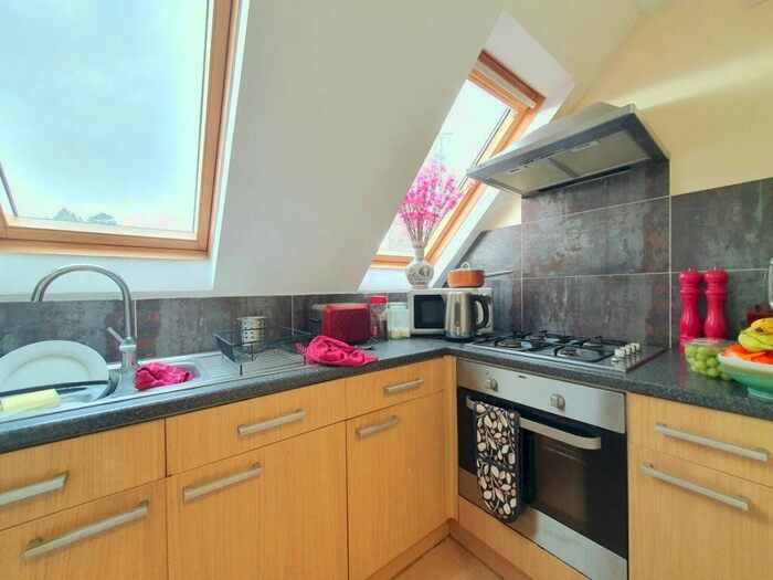 2 Bedroom Flat To Rent In Green Lanes, London, N21